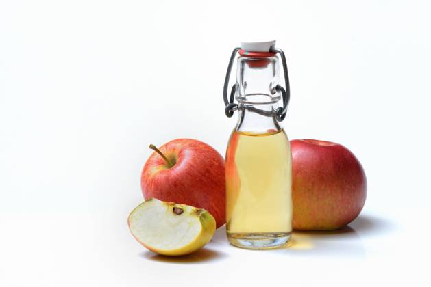 Bottle with apple cider vinegar and apples Copyright: imageBROKER/J.xPfeiffer iblpjr05187474.jpg