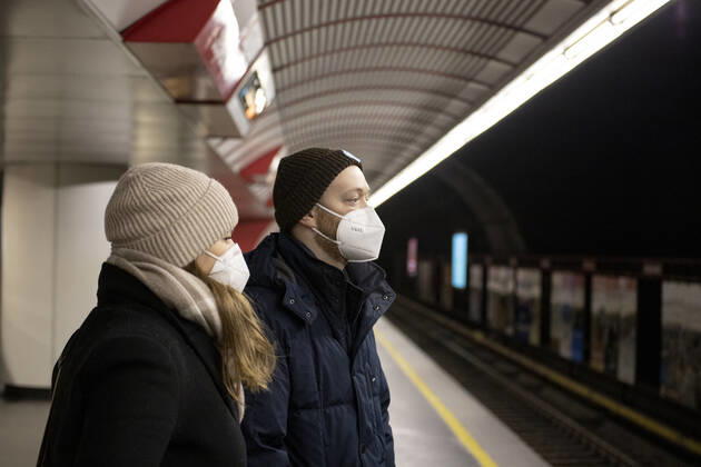 FFP-2 mandatory masks in public transport Coronavirus: Aufgrund der Infektionsrate und der Virusmutationen herrscht ab 25.01.2021 eine FFP-2 Maskenpflicht in den öffentlichen Verkehrsmitteln. Im Bild: Wartende Fahrgäste am Bahnsteig tragen eine FFP-2 Maske vor einer U-Bahn Garnitur. Wien, Österreich. 24.01.2021