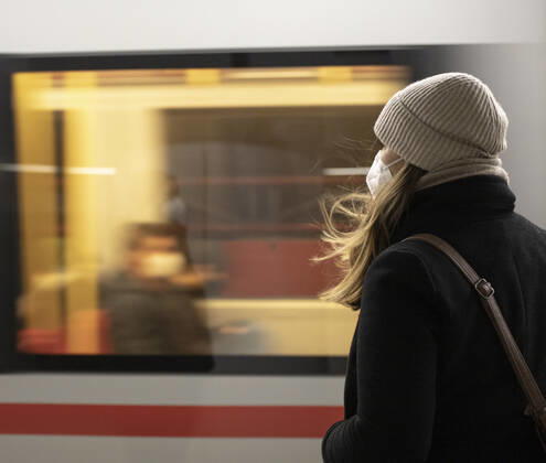 FFP-2 mandatory masks in public transport Coronavirus: Aufgrund der Infektionsrate und der Virusmutationen herrscht ab 25.01.2021 eine FFP-2 Maskenpflicht in den öffentlichen Verkehrsmitteln. Im Bild: Ein Frau am Bahnsteig trägt eine FFP-2 Maske vor einer U-Bahn Garnitur. Wien, Österreich. 24.01.2021