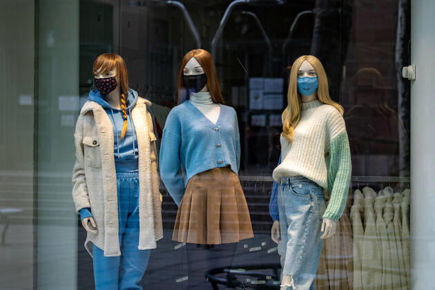 Stuttgart themed images Stuttgart in times of corona pandemic, 24 01 2021, themed images Stuttgart in times of corona pandemic, shop windows, dolls with mouth guards, fashion masks, 24 01 2021, Copyright: xEIBNER DROFITSCHx EP_ddh
