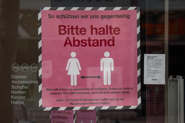 Stuttgart themed images Stuttgart in times of corona pandemic, 24 01 2021, themed images Stuttgart in times of corona pandemic, window stickers, please keep your distance, 24 01 2021, Copyright: xEIBNER DROFITSCHx EP_ddh