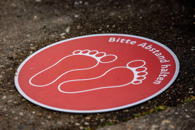 Stuttgart VfB Stuttgart II SSV Ulm 1846, football, mens, Regionalliga Suedwest, 17 matchday, 2020 2021 season, 24 01 2021, VfB Stuttgart II SSV Ulm 1846, football, mens, Regionalliga Suedwest, 17 matchday, 2020 2021 season, Please keep your distance, ground sticker, 24 01 2021, Copyright: xEibner-Pressefoto DROFITSCHx EP_ddh