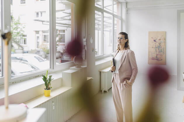 Businesswoman standing in office model released Symbolfoto property released GUSF04996