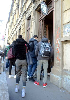 Milan, Back to school after the Lockdown for the Red zone with half the students still in DAD at a distance Editorial Usage Only  Copyright: xMaurizioxMaulex xIPAx