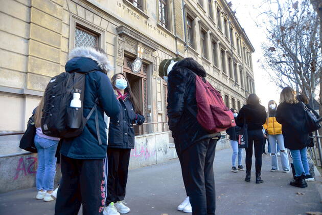 Milan, Back to school after the Lockdown for the Red zone with half the students still in DAD at a distance Editorial Usage Only  Copyright: xMaurizioxMaulex xIPAx