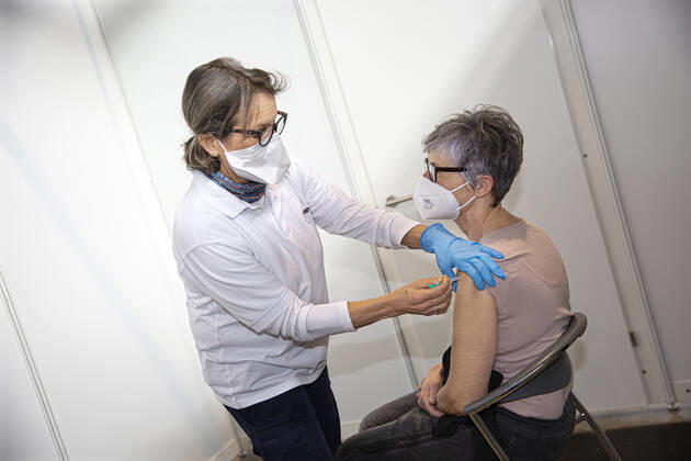 District vaccination centre Messe Stuttgart, vaccination model Bettina Tietke, 55 years from Filderklinik District vaccination centre Messe Stuttgart, vaccination model Bettina Tietke, 55 years from Filderklinik