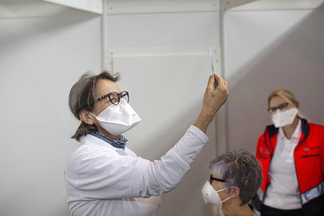 District vaccination centre Messe Stuttgart, vaccination model Bettina Tietke, 55 years from Filderklinik District vaccination centre Messe Stuttgart, vaccination model Bettina Tietke, 55 years from Filderklinik