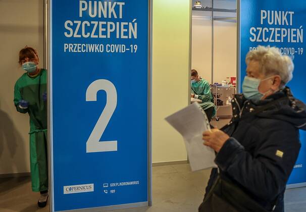 Start of the vaccinating as a part of the national COVID-19 immunization programme for citizens aged over 80 25.01.2021 Gdansk. Punkt Szczepien przeciw COVID -19 w Amber Expo. Rozpoczelo sie szczepienie seniorow powyzej 80. roku zycia. Fot. Karolina Misztal REPORTER EN_01462016_0076 