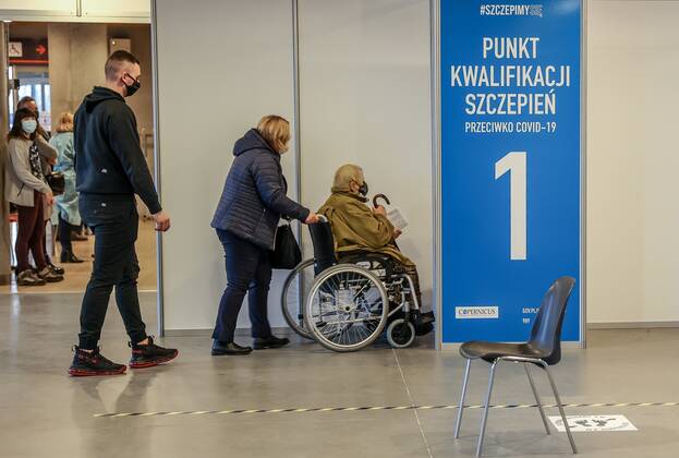News Bilder des Tages Start of the vaccinating as a part of the national COVID-19 immunization programme for citizens aged over 80 25.01.2021 Gdansk. Punkt Szczepien przeciw COVID -19 w Amber Expo. Rozpoczelo sie szczepienie seniorow powyzej 80. roku zycia. Fot. Karolina Misztal REPORTER EN_01462016_0083 