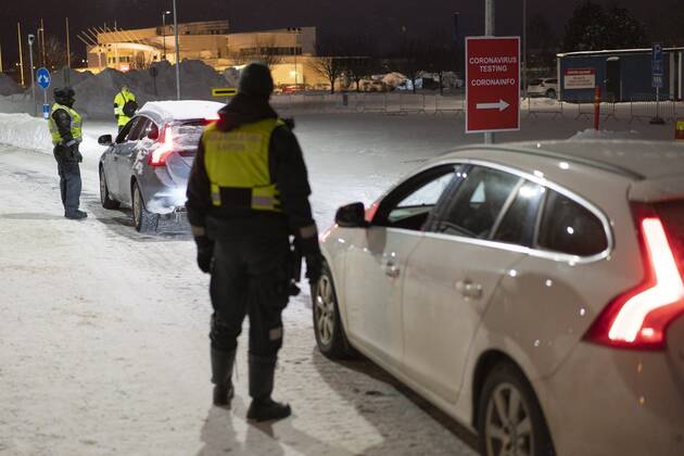 Finnish border guards checked the travel documents of the travellers at the border between Finland and Sweden in Tornio, Northern Finland on Wednesday, 27th Jan., 2021. Finland tightened the border restrictions on Wednesday due to the worsening situation with the Covid-19 pandemic. Tornio Tornea Finland  Copyright: xJyrkixNikkilax LKFTVX20210127100217WMSM