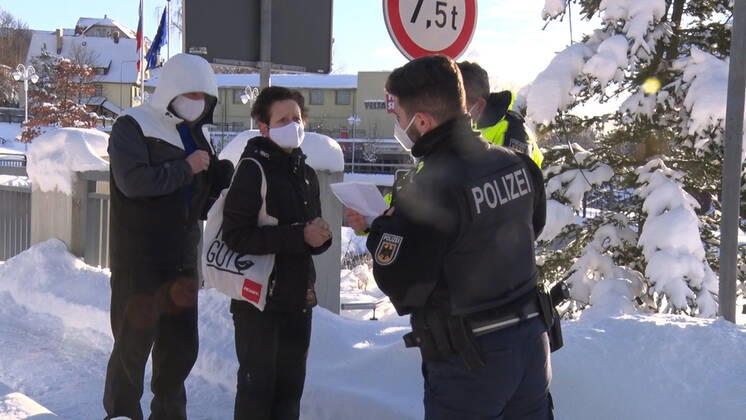 210127 Grenze. Die Polizei und Bundespolizei intensivieren ihre Grenzkontrollen zu Risikogebieten. So wurden am Mittwochnachmittag mit mehreren Beamten der Grenzverkehr von Weipert nach Bärenstein intensiv überwacht. Mit dem Fernglas schaute man von der deutschen Seite zu den tschechischen Märkten, ob Bundesbürger Zigaretten oder ähnliche Dinge einkaufen. Dies ist derzeit verboten. Kontrolliert wurde auch Paketzusteller, tschechische Autofahrer. Auch Personen wurden direkt an der Grenze kontrolliert. Überprüft wurden die triftigen Gründe, aber auch die Arbeitgeberbescheinigungen sowie die Coronatestergebnisse. Tschechien zählt mittlerweile zum Coronahochrisikogebiet. Abgesehen von Pendler und Personen mit beruflichen, sowie ärztlichen Gründ