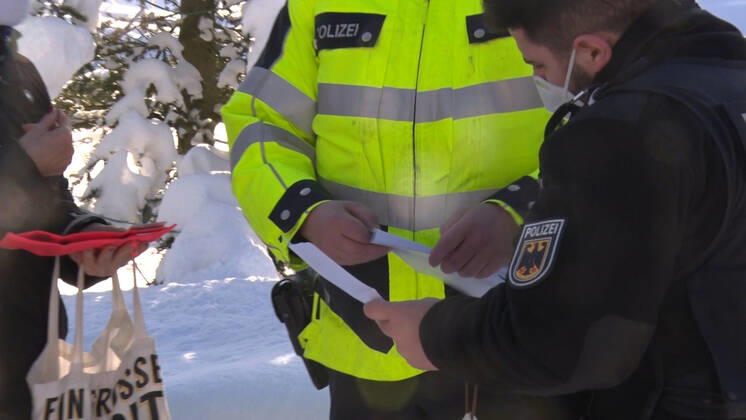 210127 Grenze. Die Polizei und Bundespolizei intensivieren ihre Grenzkontrollen zu Risikogebieten. So wurden am Mittwochnachmittag mit mehreren Beamten der Grenzverkehr von Weipert nach Bärenstein intensiv überwacht. Mit dem Fernglas schaute man von der deutschen Seite zu den tschechischen Märkten, ob Bundesbürger Zigaretten oder ähnliche Dinge einkaufen. Dies ist derzeit verboten. Kontrolliert wurde auch Paketzusteller, tschechische Autofahrer. Auch Personen wurden direkt an der Grenze kontrolliert. Überprüft wurden die triftigen Gründe, aber auch die Arbeitgeberbescheinigungen sowie die Coronatestergebnisse. Tschechien zählt mittlerweile zum Coronahochrisikogebiet. Abgesehen von Pendler und Personen mit beruflichen, sowie ärztlichen Gründ
