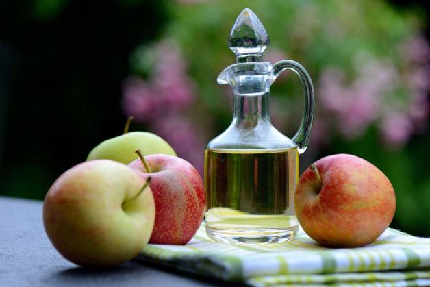 Carafe with apple cider vinegar and apples Copyright: imageBROKER/J.xPfeiffer iblpjr05185137.jpg