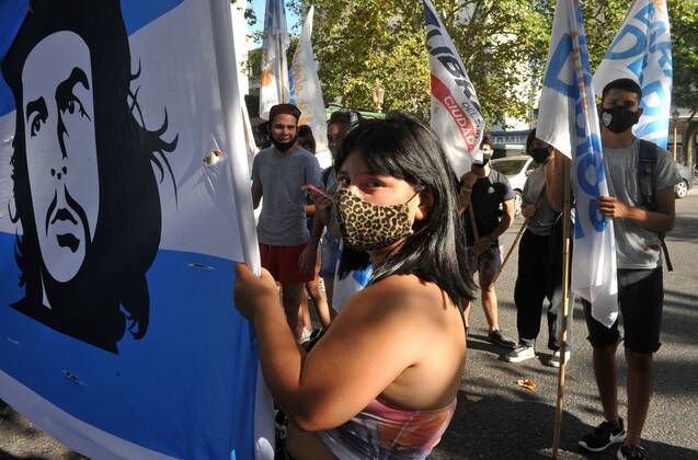 Militants of the Barrios de Pie group protest against the health strategy, as they march today to the house in the province of Formosa in Buenos Aires, Argentina 27 January 2021. The health strategy of the Argentine province of Formosa to force people with mild or nonexistent symptoms of covid-19 to remain in isolation centers has generated a strong political controversy in the country, with citizen protests, accusations of human rights violations and warnings from Amnesty International. Anticovid measures of Argentine province, in the crosshairs due to the situation of human rights !ACHTUNG: NUR REDAKTIONELLE NUTZUNG!  Copyright: xEnriquexGarciaxMedinax AME1761 20210128-637473913310658540