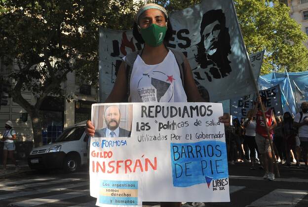 Militants of the Barrios de Pie group protest against the health strategy, as they march today to the house in the province of Formosa in Buenos Aires, Argentina 27 January 2021. The health strategy of the Argentine province of Formosa to force people with mild or nonexistent symptoms of covid-19 to remain in isolation centers has generated a strong political controversy in the country, with citizen protests, accusations of human rights violations and warnings from Amnesty International. Anticovid measures of Argentine province, in the crosshairs due to the situation of human rights !ACHTUNG: NUR REDAKTIONELLE NUTZUNG! Copyright: xEnriquexGarciaxMedinax AME1763 20210128-637473913318314841