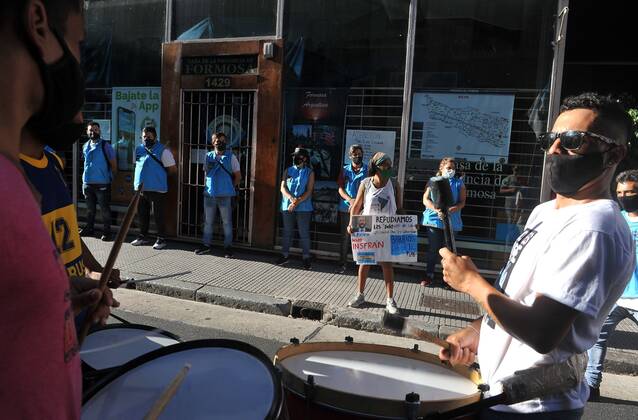 Militants of the Barrios de Pie group protest against the health strategy, as they march today to the house in the province of Formosa in Buenos Aires, Argentina 27 January 2021. The health strategy of the Argentine province of Formosa to force people with mild or nonexistent symptoms of covid-19 to remain in isolation centers has generated a strong political controversy in the country, with citizen protests, accusations of human rights violations and warnings from Amnesty International. Anticovid measures of Argentine province, in the crosshairs due to the situation of human rights !ACHTUNG: NUR REDAKTIONELLE NUTZUNG! Copyright: xEnriquexGarciaxMedinax AME1768 20210128-637473913332377431