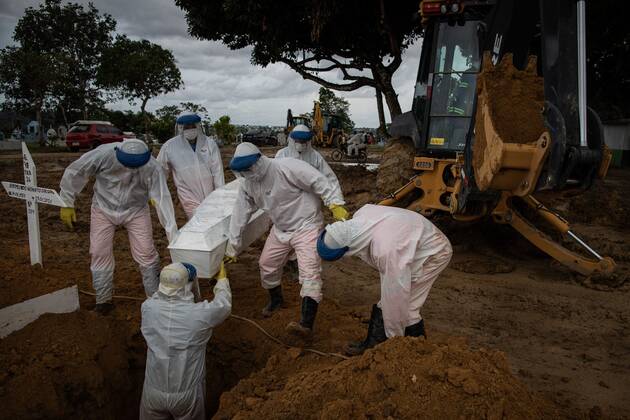 Workers bury people who died from covid-19, in the Nossa Senhora Aparecida public cemetery in Manaus, Amazonas, Brazil, 27 January 2021. Manaus is the greatest reflection of the chaotic management of the pandemic in Brazil, where the virus already leaves 7,560 deaths and 257,600 infections. In the Amazonian capital, hospitals are increasingly collapsed. Only Manaus has beds available in the Intensive Care Unit (ICU), so more than 270 patients have already been transferred to other states of the country. EFE RAPHAEL ALVES The second wave of the pandemic hits hard in Manaus !ACHTUNG: NUR REDAKTIONELLE NUTZUNG!  Copyright: xRAPHAELxALVESx AME1781 20210128-637473924608024433