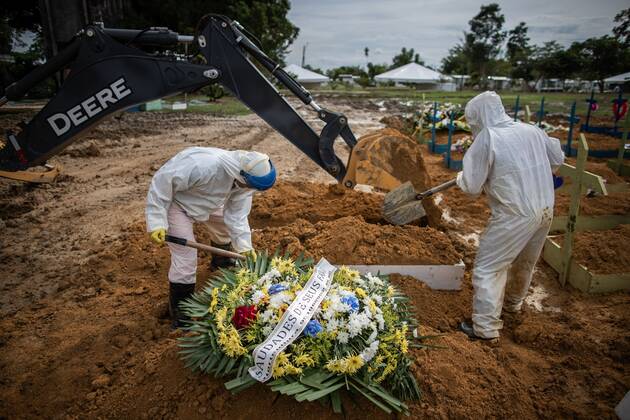 Workers bury people who died from covid-19, in the Nossa Senhora Aparecida public cemetery in Manaus, Amazonas, Brazil, 27 January 2021. Manaus is the greatest reflection of the chaotic management of the pandemic in Brazil, where the virus already leaves 7,560 deaths and 257,600 infections. In the Amazonian capital, hospitals are increasingly collapsed. Only Manaus has beds available in the Intensive Care Unit (ICU), so more than 270 patients have already been transferred to other states of the country. EFE RAPHAEL ALVES The second wave of the pandemic hits hard in Manaus !ACHTUNG: NUR REDAKTIONELLE NUTZUNG!  Copyright: xRAPHAELxALVESx AME1777 20210128-637473925224279097
