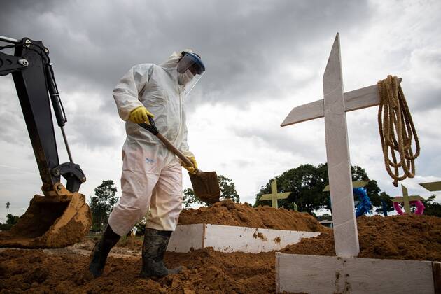 Workers bury people who died from covid-19, in the Nossa Senhora Aparecida public cemetery in Manaus, Amazonas, Brazil, 27 January 2021. Manaus is the greatest reflection of the chaotic management of the pandemic in Brazil, where the virus already leaves 7,560 deaths and 257,600 infections. In the Amazonian capital, hospitals are increasingly collapsed. Only Manaus has beds available in the Intensive Care Unit (ICU), so more than 270 patients have already been transferred to other states of the country. EFE RAPHAEL ALVES The second wave of the pandemic hits hard in Manaus !ACHTUNG: NUR REDAKTIONELLE NUTZUNG!  Copyright: xRAPHAELxALVESx AME1780 20210128-637473925232247941