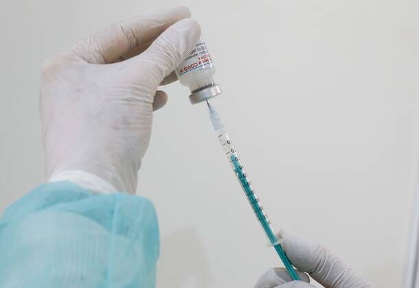 Vaccination centre Brandenburg an der Havel, DEU, 28 01 2021 Filling of a syringe with Covid19 vaccine from Moderna Brandenburg an der Havel Brandenburg Germany