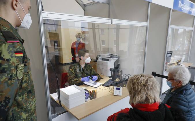 Vaccination center Brandenburg an der Havel, DEU, 28 01 2021 Soldiers of the German Armed Forces register vaccinees before vaccination at the vaccination center Brandenburg an der Havel Brandenburg Germany