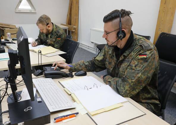 Callcenter Gesundheitsamt Brandenburg an der Havel, DEU, 28 01 2021 Soldiers of the German Armed Forces work in the callcenter of a public health department The soldiers conduct telephone conversations with people suffering from Covid19 and, among other things, inquire about the health status of the patients on a daily basis Brandenburg an der Havel Brandenburg Deutschland
