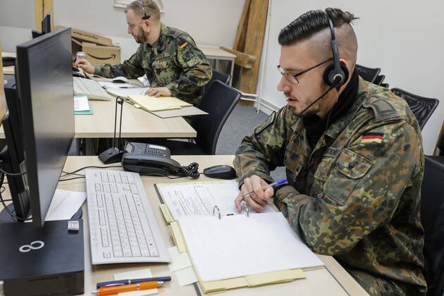 Callcenter Gesundheitsamt Brandenburg an der Havel, DEU, 28 01 2021 Soldiers of the German Armed Forces work in the callcenter of a public health department The soldiers conduct telephone conversations with people suffering from Covid19 and, among other things, inquire about the health status of the patients on a daily basis Brandenburg an der Havel Brandenburg Deutschland