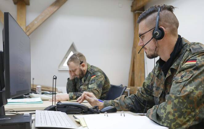 Callcenter Gesundheitsamt Brandenburg an der Havel, DEU, 28 01 2021 Soldiers of the German Armed Forces work in the callcenter of a public health department The soldiers conduct telephone conversations with people suffering from Covid19 and, among other things, inquire about the health status of the patients on a daily basis Brandenburg an der Havel Brandenburg Deutschland