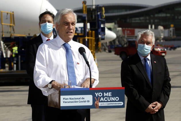 Santiago, 28 January 2021 The President of the Republic Sebastian Pinera together with the Ministers of Health Enrique Paris and Foreign Affairs Andres Allamand, receive almost 2 million doses of the Sinovac vaccine against Covid 19 at the Nuevo Pudahuel airport Javier Salvo Aton Chile, Santiago Chile Aton Chile 483898  Copyright: JAVIERxSALVO ATONxCHILE