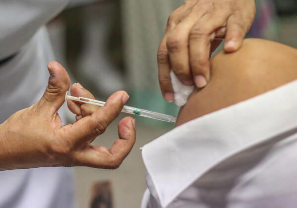 January 29, 2021, Colombo, Sri Lanka: A Sri Lankan health worker receives an Oxford-AstraZeneca Covid-19 vaccine dose against the Coronavirus (COVID-19) at The National Hospital Colombo in Sri Lanka on January 29, 2021. Colombo Sri Lanka - ZUMAd152 20210129_znp_d152_008 Copyright: xPradeepxDambaragex