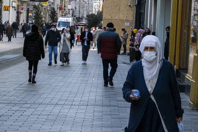 Coronavirus in der Türkei, Eindrücke aus Istanbul People wearing face masks walk on a street in Ä°stanbul, Turkey, on January 28, 2021. Turkey has confirmed 25,605 deaths and 2,457,118 positive cases of the coronavirus infection in the country. (Ihsan Sercan Ozkurnazli- Depo Photos) Copyright: IhsanxSercanxOzkurnazlix-xDepoxP 17013840