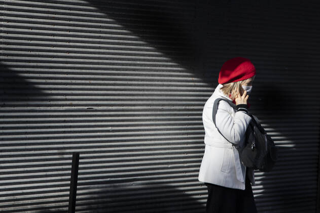 Coronavirus in der Türkei, Eindrücke aus Istanbul People wearing face masks walk on a street in Ä°stanbul, Turkey, on January 28, 2021. Turkey has confirmed 25,605 deaths and 2,457,118 positive cases of the coronavirus infection in the country. (Mine Toz- Depo Photos) Copyright: MinexTozx-xDepoxPhotos 17014199