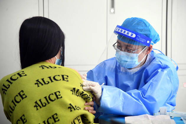 (210129) -- BEIJING, Jan. 29, 2021 -- A medical worker (R) inoculates a recipient with a 2nd dose of COVID-19 vaccine at a temporary vaccination site in Haidian District of Beijing, capital of China, Jan. 29, 2021. The administration of the second dose of COVID-19 vaccines for key groups of residents throughout Beijing started on Jan. 22, and is expected to conclude before Feb. 8. ) CHINA-BEIJING-COVID-19-VACCINATION-2ND-DOSE (CN) RenxChao 