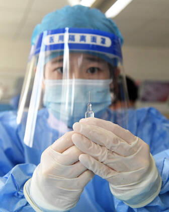 (210129) -- BEIJING, Jan. 29, 2021 -- A medical worker prepares a dose of COVID-19 vaccine at a temporary vaccination site in Haidian District of Beijing, capital of China, Jan. 29, 2021. The administration of the second dose of COVID-19 vaccines for key groups of residents throughout Beijing started on Jan. 22, and is expected to conclude before Feb. 8. ) CHINA-BEIJING-COVID-19-VACCINATION-2ND-DOSE (CN) RenxChao 
