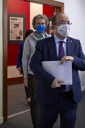 The director of the Centre for Coordination of Alerts and Health Emergencies (CCAES), Fernando Simon (l) and the Minister of Territorial Policy and Public Function, Miquel Iceta (r) on his arrival at the conference after chairing the meeting of the Interterritorial Council of the National Health System, in the Moncloa Complex, Madrid, (Spain), 28 January 2021. This Thursday the Ministry of Health and the autonomous communities have signed, within the Interterritorial Council of the National Health System (CISNS), the Agreement on the implementation of the vaccination strategy against Covid-19 in Spain , which states that the necessary corrective measures will be applied to ensure the proper vaccination process. 28 JANUARY 2021;CAROLINA D Copyright: xLagenciaEPxPRESS J.xHellin.xPOOLx 3538593