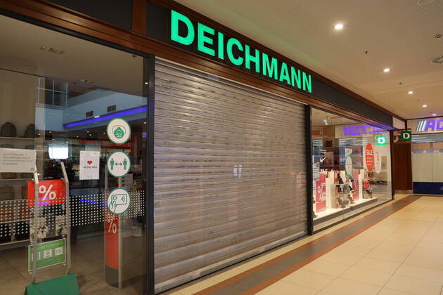 Corona crisis, trade, lockdown, closed shops Vienna, 30 01 2021 Closed trade, scroll bar down, Deichmann store