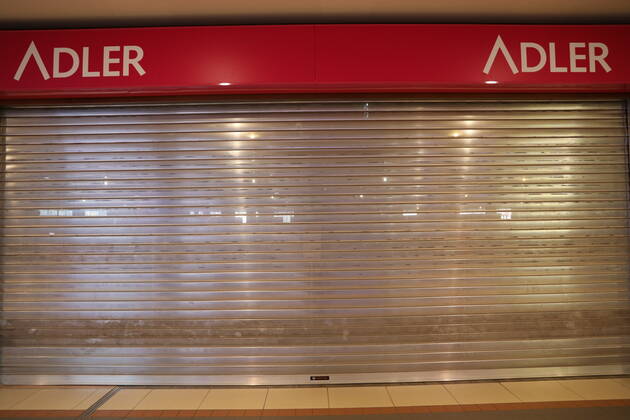 Corona crisis, trading, lockdown, closed shops Vienna, 30 01 2021 closed trading, bankruptcy, roll bar down, eagle