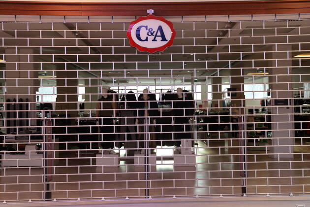 Corona crisis, trading, lockdown, closed shops Vienna, 30 01 2021 closed trading, bankruptcy, roll bar down, C A store