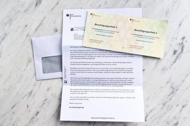 Eligibility certificates for FFP2 masks Corona pandemic Coronapandemic Coronavirus COVID 19 pandemic COVID 19 epidemic SARS CoV 2 Covid 19 Covid 19 protective mask protective masks face mask certified FFP 2 ZN95 ZN 95 KN 95 letter from the federal government vouchers FFP2 eligibility certificates Hamburg Hamburg Germany Germany Copyright: xAchimxDuwentästerx