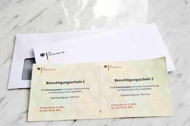 Eligibility certificates for FFP2 masks Corona pandemic Coronapandemic Coronavirus COVID 19 pandemic COVID 19 epidemic SARS CoV 2 Covid 19 Covid 19 protective mask protective masks face mask certified FFP 2 ZN95 ZN 95 KN 95 letter from the federal government vouchers FFP2 eligibility certificates Hamburg Hamburg Germany Germany Copyright: xAchimxDuwentästerx