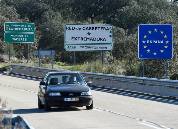 Image Licensed to Parsons Media. 30 01 2021. Valverde del Fresno, Spain. Portugal closes land borders. A car is photographed crossing the border between Spain and Portugal over the river Torto, in the North-West of Extremadura, this afternoon. From Sunday, Portugal will close its land border with Spain, for a period of at least two weeks in an attempt to contain the coronavirus. In this way, the Portuguese country, will reintroduce police controls along the1,214km border with Spain. However it is understood that essential movements will be still allowed, such for workers, medical reasons and goods s transportation. Copyright: xGustavoxValientex xParsonsxMediax PAR-7067-0005