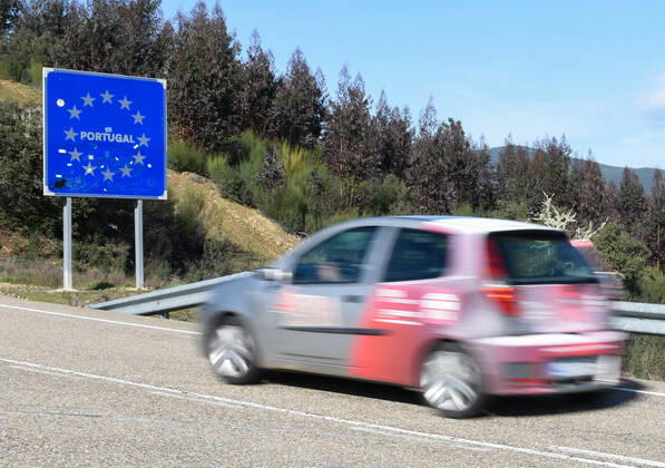 Image Licensed to Parsons Media. 30 01 2021. Valverde del Fresno, Spain. Portugal closes land borders. A car is photographed crossing the border between Spain and Portugal over the river Torto, in the North-West of Extremadura, this afternoon. From Sunday, Portugal will close its land border with Spain, for a period of at least two weeks in an attempt to contain the coronavirus. In this way, the Portuguese country, will reintroduce police controls along the1,214km border with Spain. However it is understood that essential movements will be still allowed, such for workers, medical reasons and goods s transportation. Copyright: xGustavoxValientex xParsonsxMediax PAR-7067-0008