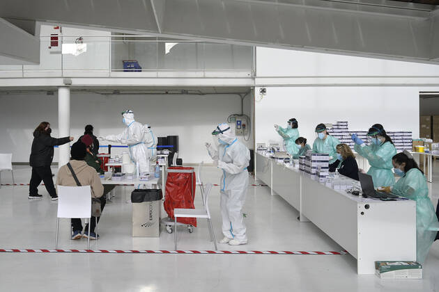 News Bilder des Tages Mass screening device to detect asymptomatic cases of coronavirus in A Coruna, Galicia (Spain), January 30, 2021. The Sergas has carried out this Saturday a mass screening of people aged between 18 and 60 years by antigen test, with the aim of detecting new cases of coronavirus that do not present symptoms. The device has been installed in Expocoruna. 30 JANUARY 2021;A CORUNA;GALICIA;SCREENING;MASS SCREENING;ANTIGEN TEST;HEALTH;EPIDEMIC;PANDEMIC;CORONAVIRUS M. Dylan LagenciaEP 01 30 2021 MADRID MADRID Spain Copyright: xM.xDylanx 3540432