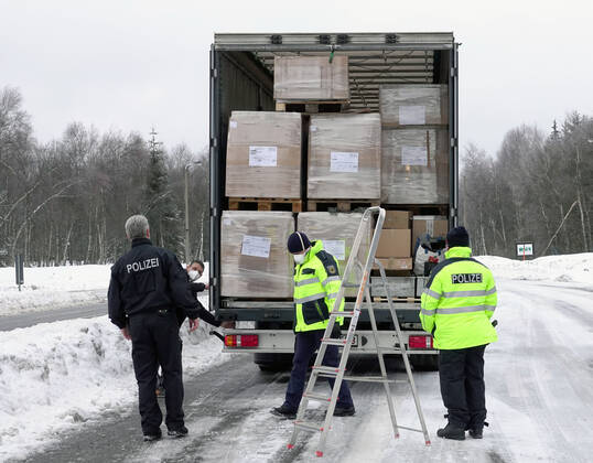 Border control 30 01 2021, Reitzenhain, border, border control Federal police checked at the border trucks and cars entering Germany The Federal police carried