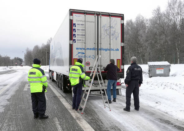 Border control 30 01 2021, Reitzenhain, border, border control Federal police checked at the border trucks and cars entering Germany The Federal police carried
