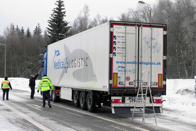Border control 30 01 2021, Reitzenhain, border, border control Federal police checked at the border trucks and cars entering Germany The Federal police carried