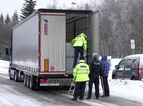 Border control 30 01 2021, Reitzenhain, border, border control Federal police checked at the border trucks and cars entering Germany The Federal police c