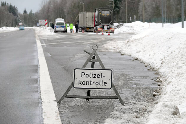 Border control 30 01 2021, Reitzenhain, border, border control Federal police checked at the border trucks and cars entering Germany The Federal police carried