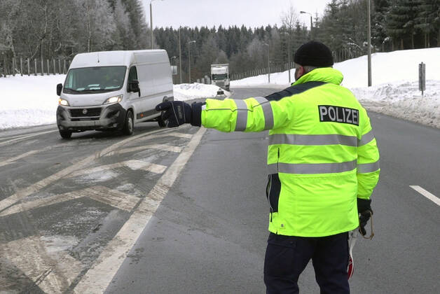 Border control 30 01 2021, Reitzenhain, border, border control Federal police checked at the border trucks and cars entering Germany The Federal police carried
