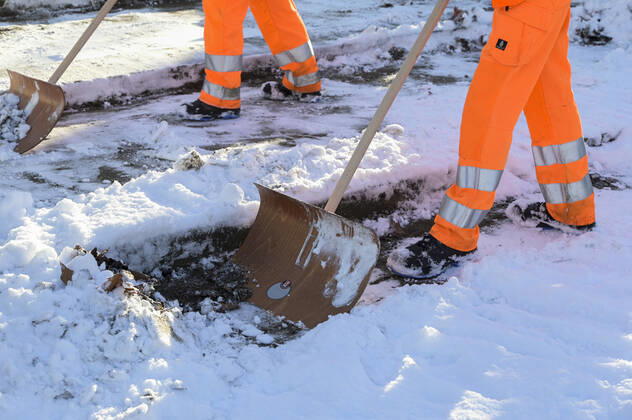 DEUTSCHLAND, Hamburg, Winter, Stadtreinigung befreit öffentliche Wege vom Schnee Hamburg Germany